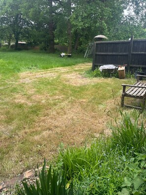 Property grounds - Jacuzzi Cottage in Watford - Quiet and relaxing (Bricket Wood)