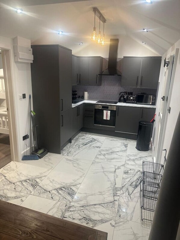 Fridge, microwave, oven, stovetop - Jacuzzi Cottage in Watford - Quiet and relaxing (Bricket Wood)