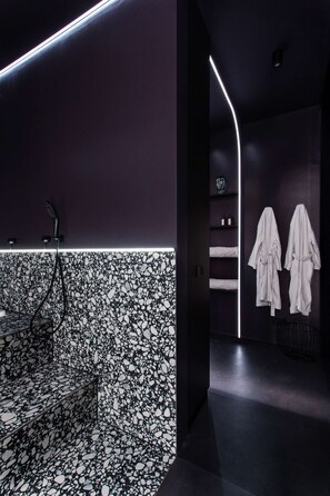Articles de toilette écologiques, sèche-cheveux, serviettes fournies