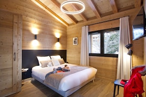 5 bedrooms, travel cot, free WiFi, bed sheets