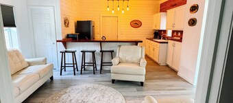 Charming 2-bedroom house in wonderful Bristol located on the Aplachicola River