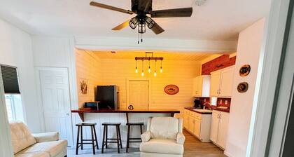 Charming 2-bedroom house in wonderful Bristol located on the Aplachicola River