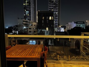 أغطية فراش متميزة وأسرّة بطبقة علوية مريحة ومكتب