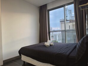 Apartemen Deluks, 2 kamar tidur, pemandangan kota | Seprai premium, bantalan ekstra lembut, dan meja kerja