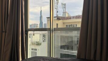 Apartamento luxo, 2 quartos, vista para a cidade | Roupas de cama premium, camas com colchões pillow-top, escrivaninha