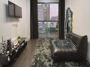 Departamento Deluxe, 1 habitación, vista a la ciudad | Área de sala de estar | Televisión de pantalla plana de 45 cm con canales vía satélite