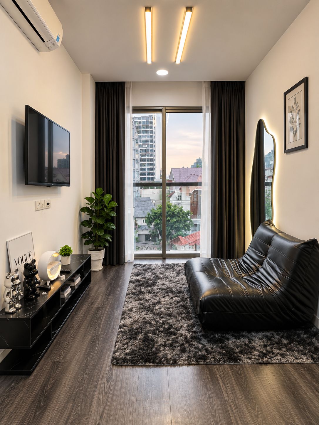 Una sala de estar moderna con un sofá de cuero negro, un televisor de pantalla plana en la pared, una planta en maceta y vistas de la ciudad a través de grandes ventanales.