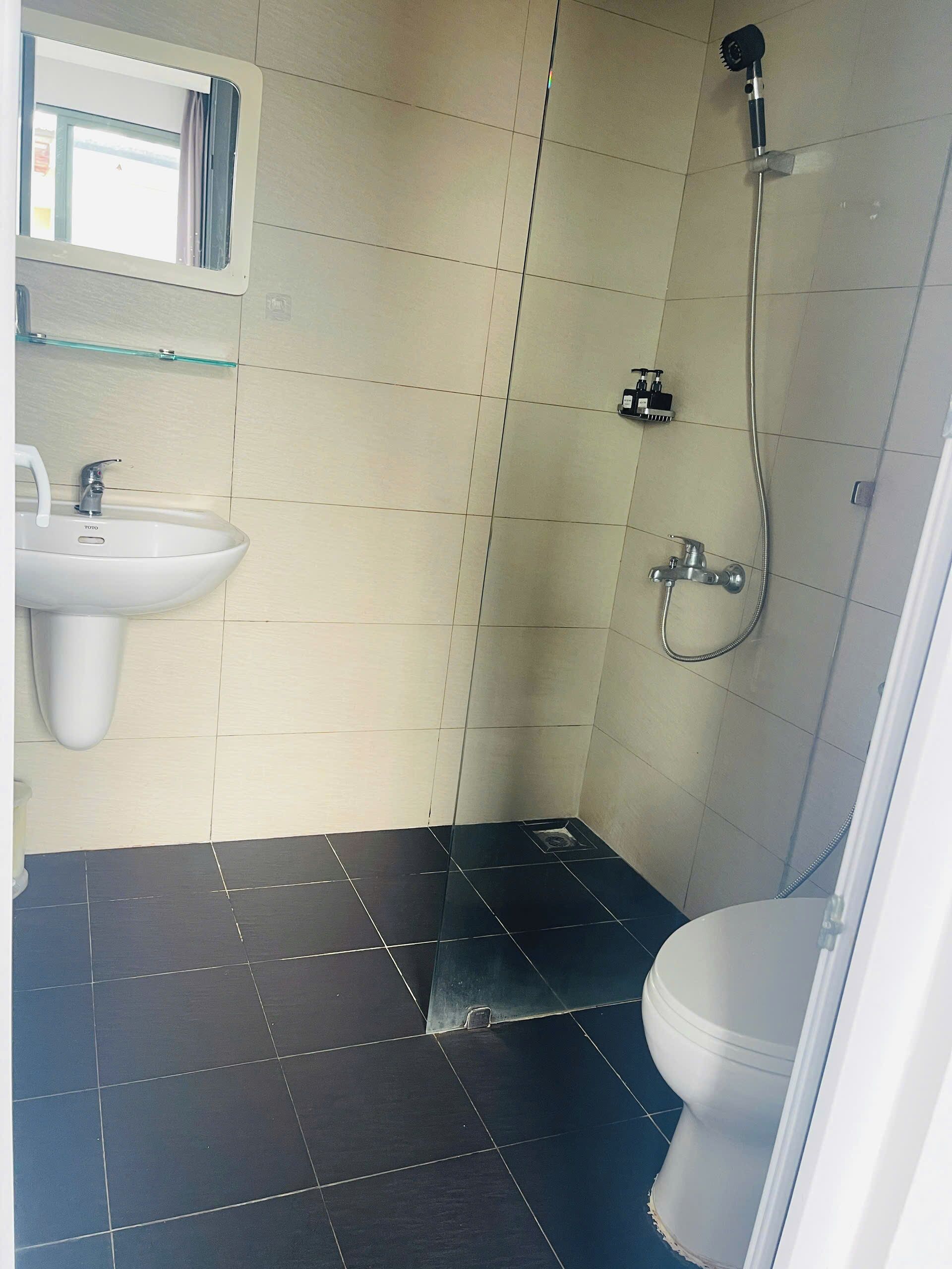 公寓, 1 間臥室, 城市景 | 浴室 | 淋浴設備、水力按摩花灑、風筒、拖鞋