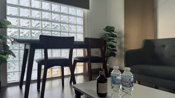 Ropa de cama de alta calidad, colchones con pillow-top y escritorio