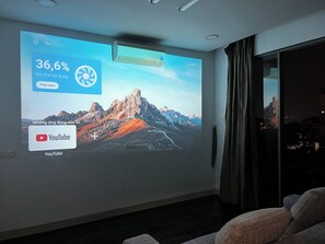 أغطية فراش متميزة وأسرّة بطبقة علوية مريحة ومكتب