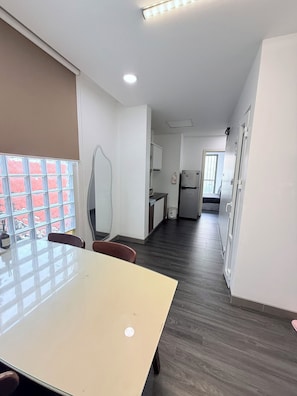 Deluxe-Apartment, 2 Schlafzimmer | Wohnbereich | 45-cm-Flachbildfernseher mit Satellitenempfang