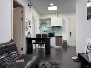 Apartamento luxo, 1 quarto, vista para a cidade | Roupas de cama premium, camas com colchões pillow-top, escrivaninha