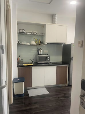 Departamento Deluxe, 2 habitaciones | Cocina privada | Refrigerador, parrilla de estufa y utensilios de cocina