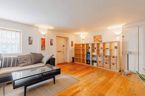 Een moderne woonkamer met een bank, salontafel en een inbouwkast.