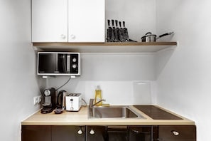 Mikrowelle, Wasserkocher mit Kaffee-/Teezubehör, Toaster