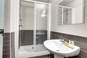 Douche, séchoir à cheveux, serviettes fournies