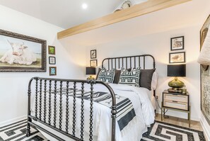 1 quarto, ferros/tábuas de passar roupa, roupa de cama