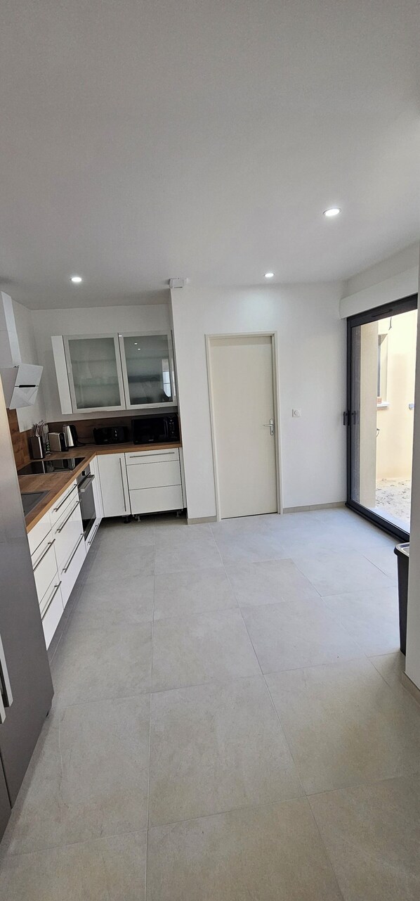 Mikrowelle, Ofen, Herdplatte, Geschirrspüler