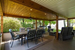 Outdoor dining - La Brise O-Lac (Sherbrooke)