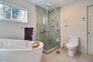 Dusche, Haartrockner, Handtücher, Shampoo