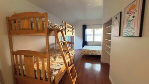 4 bedrooms, iron/ironing board, WiFi, bed sheets