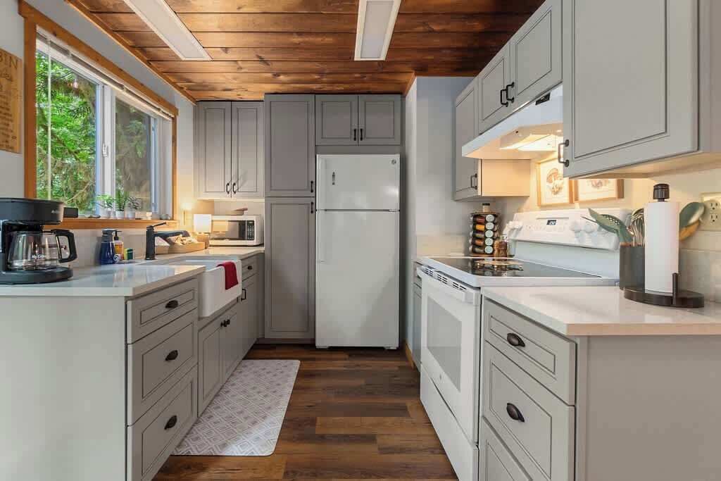 Microwave, oven, stovetop, coffee/tea maker