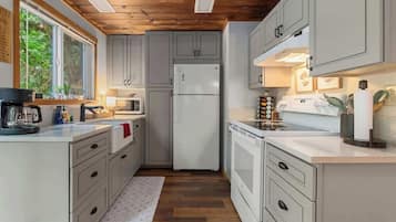 Microwave, oven, stovetop, coffee/tea maker