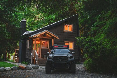 Verlot River Cabin • Hot Tub • Firepit • Fireplace