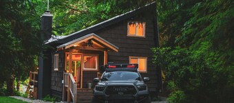 Verlot River Cabin • Hot Tub • Firepit • Fireplace