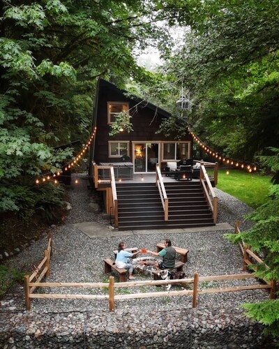 Verlot River Cabin • Hot Tub • Firepit • Fireplace