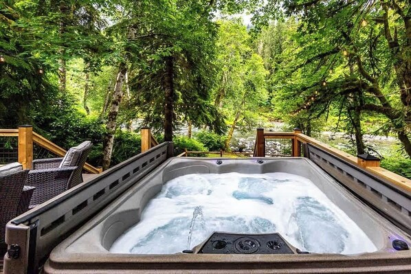 Outdoor spa tub
