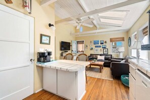 TV - 30 Secs to Beach, SUV Parking, in-unit Laundry (San Diego)