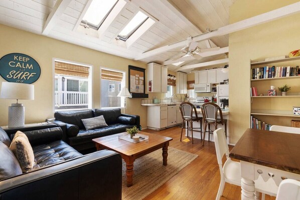 TV - 30 Secs to Beach, SUV Parking, in-unit Laundry (San Diego)