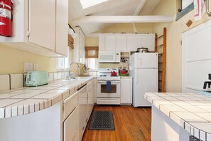 Fridge, microwave, oven, stovetop - Cute Home Steps from the Sand, 30 Secs to Beach, SUV Parking, in-unit Laundry (San Diego)