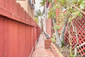 Property grounds - 30 Secs to Beach, SUV Parking, in-unit Laundry (San Diego)