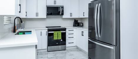 Jääkaappi, mikroaaltouuni, uuni, liesi