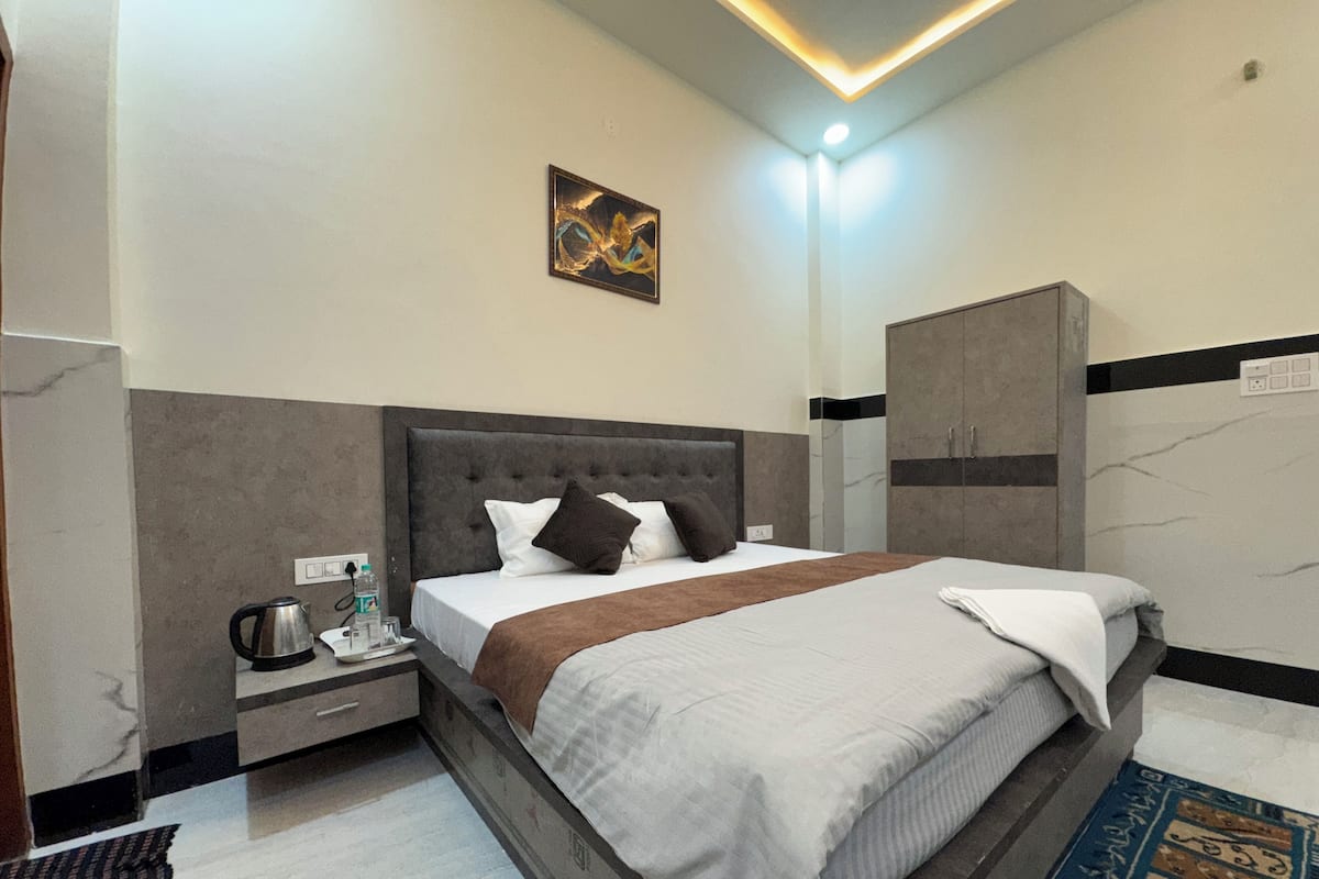 Premium bedding, laptop workspace, free WiFi, bed sheets