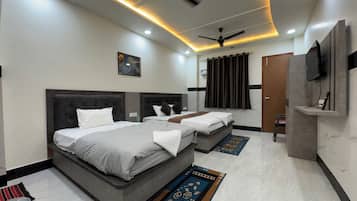 Family Room | Premium bedding, laptop workspace, free WiFi, bed sheets