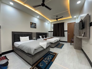 Family Room | Laptop workspace, free WiFi
