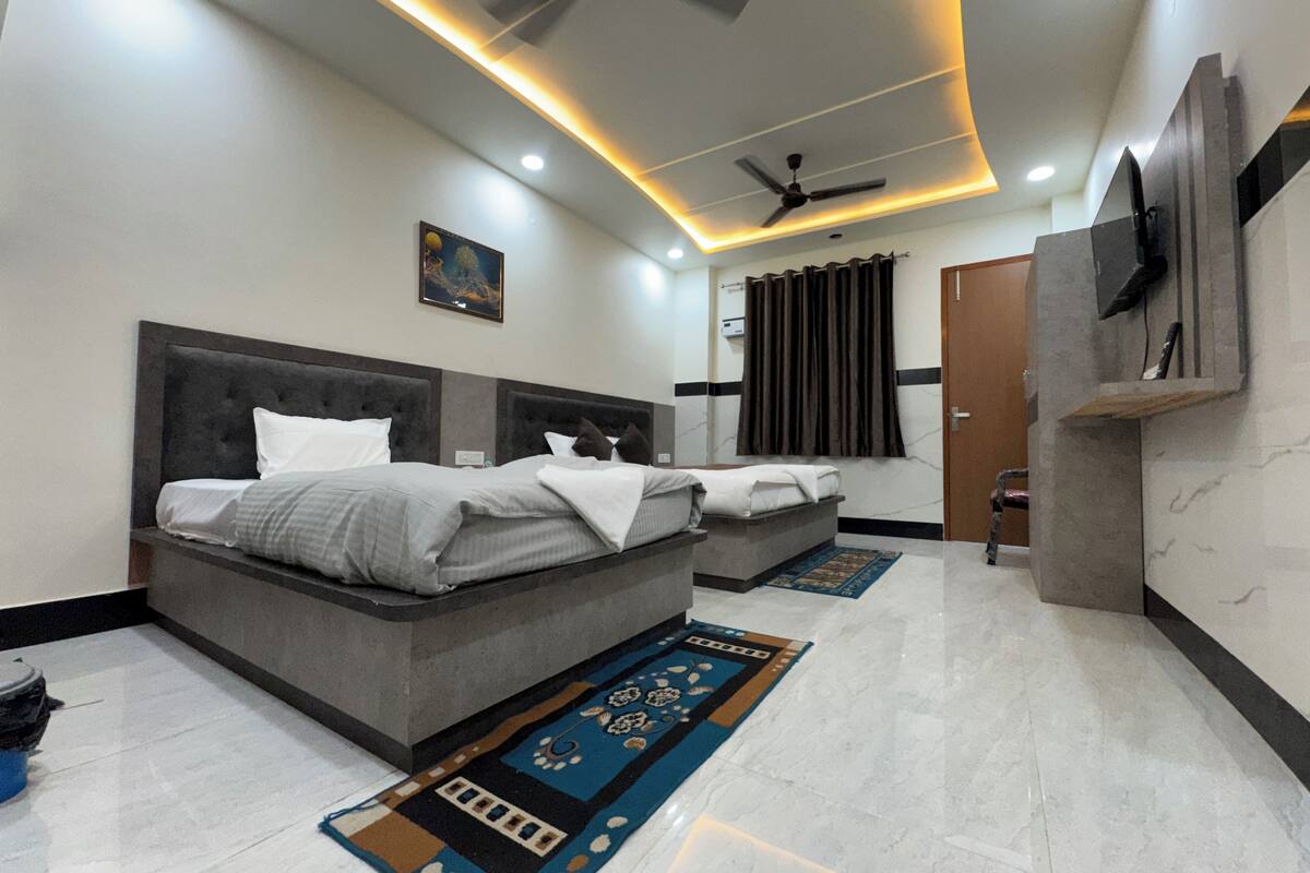 Family Room | Laptop workspace, free WiFi