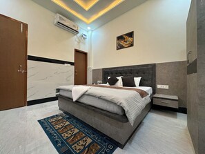 Deluxe Room | Premium bedding, laptop workspace, soundproofing, free WiFi - Satya Nikunj INN (Mathura)