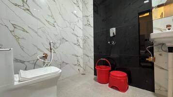 Douche, chaussons, savon, shampoing