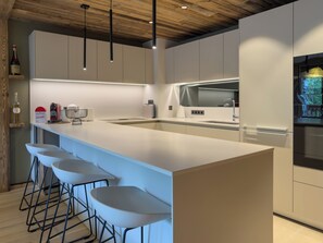 Fridge, microwave, oven, stovetop - Fleur des Alpes 102 high end brand new apartment in Meribel Morel (Les Allues)