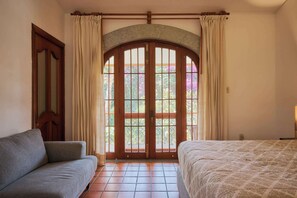 5 habitaciones, tabla de planchar con plancha, cuna de viaje y wifi