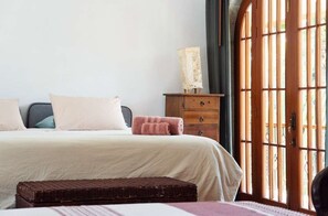 4 bedrooms, iron/ironing board, travel cot, WiFi