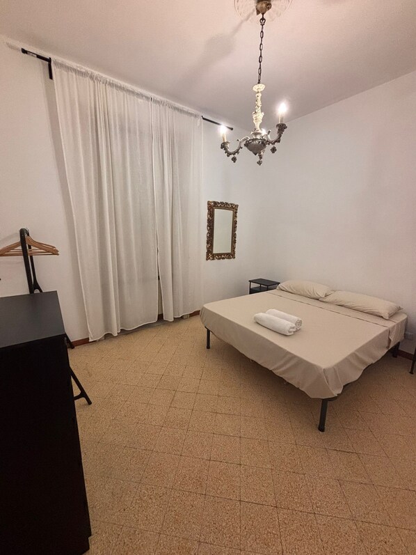 5 bedrooms, iron/ironing board, WiFi, bed sheets