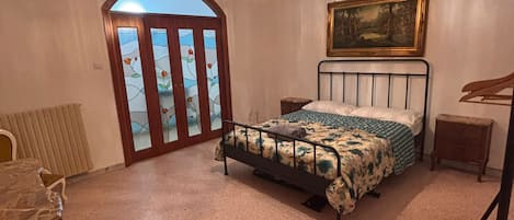 5 bedrooms, iron/ironing board, WiFi, bed sheets
