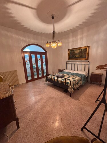 Spacious 3-bedroom building in enchanting Salerno with AC
