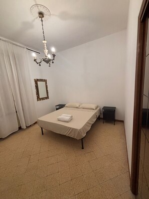 5 bedrooms, iron/ironing board, WiFi, bed sheets