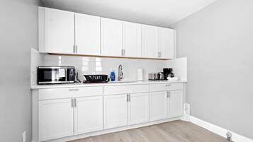 Kjøleskap, mikrobølgeovn, ovn og kokeplater